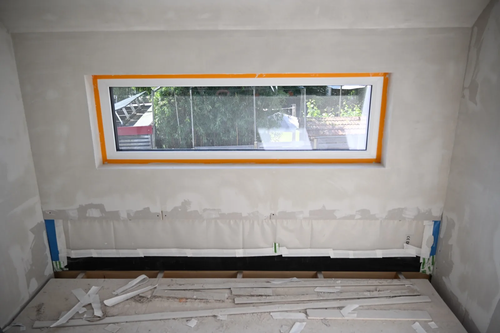 Neues Fenster mit Anschlussband auf der Baustelle