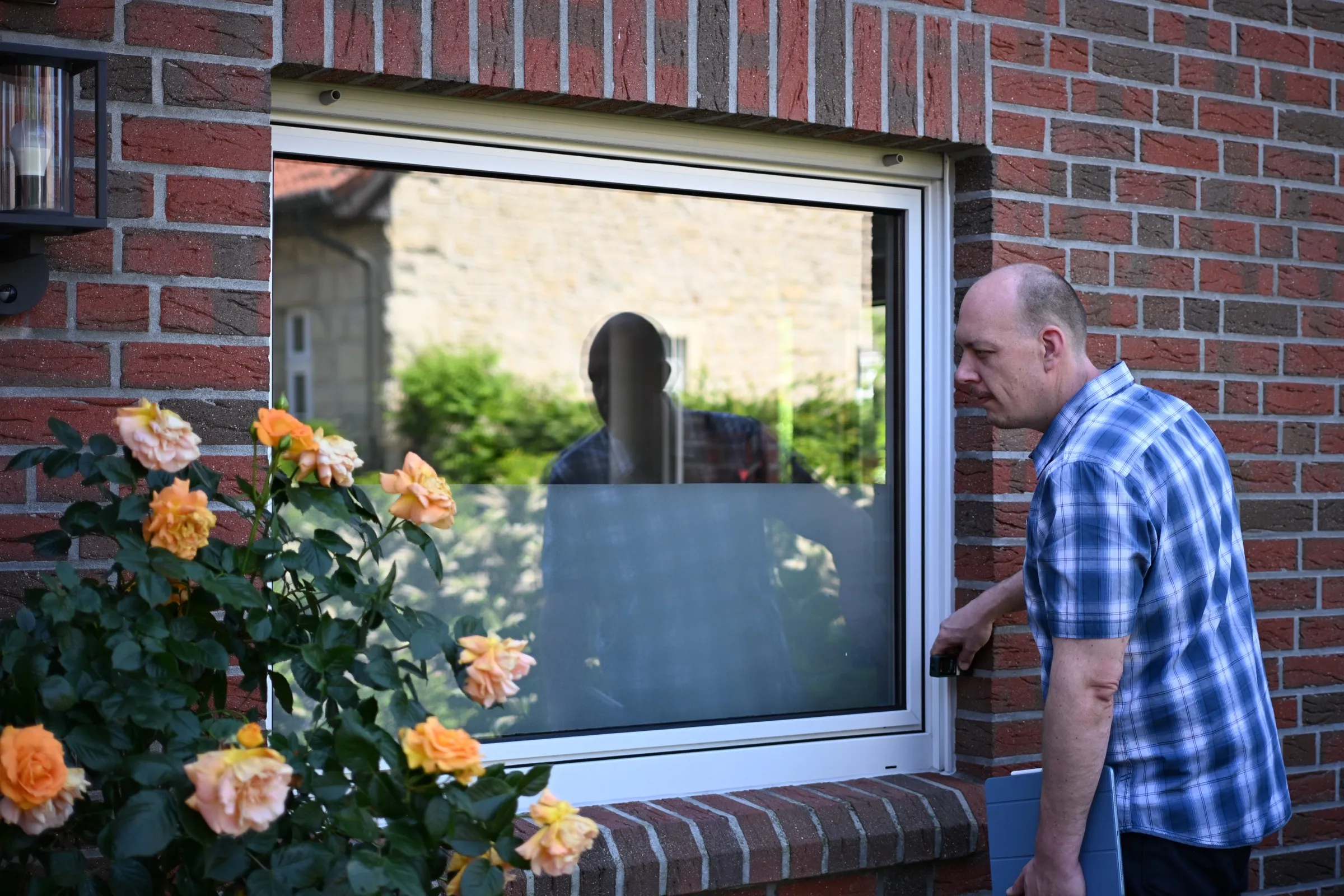 Dustin Dondrup bei der Thermografie-Messung mit Wärmebildkamera